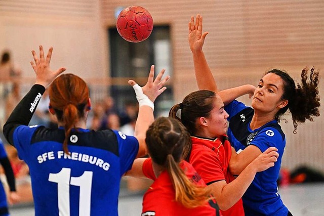 Die Handballerinnen der Sportfreunde E... Freiburger Derby aufeinander treffen.  | Foto: Achim Keller