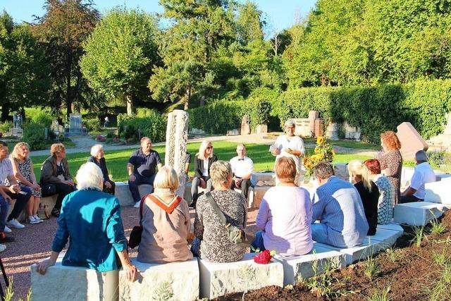 Eine Insel zum stillen Gedenken und zur Besinnung auf dem Friedhof