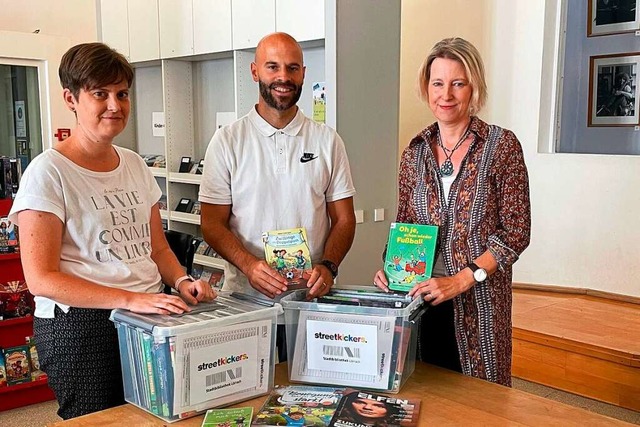 Franziska Kufner, Jan Hebding und Sabi...trich mit  Bcherboxen fr die Schulen  | Foto: Barbara Ruda