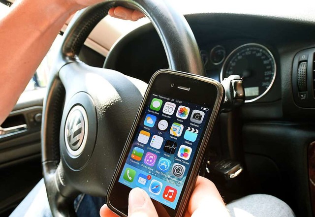 Der Blick aufs Handy kann beim Autofah...1; und bringt einen Punkt in Flensburg | Foto: Holger Hollemann Der Blick aufs Handy kann beim Autofah...1; und bringt einen Punkt in Flensburg | Foto: Holger Hollemann