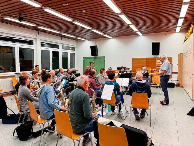 Ulrich Winzer leitet das Orchester &#8...Coeur&#8220;, das immer montags probt.  | Foto: Katrin Fehr