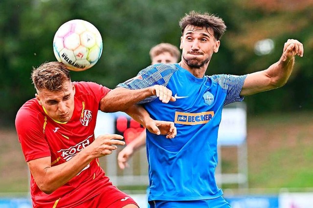 Angreifer Anes Vrazalica (rechts) stre...aison im heimischen Einbollstadion an.  | Foto: Stephan Eckenfels