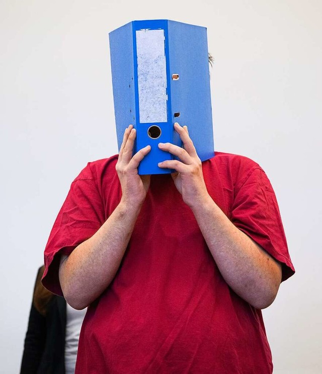 Jan P. verdeckt sein Gesicht vor Fotografen im Gerichtsprozess.  | Foto: Boris Roessler (dpa)