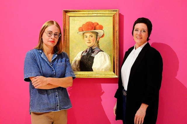 Mirja Straub (links), Kuratorin der Ha...e Aktion zu neuen und alten Trachten.   | Foto: Ingo Schneider