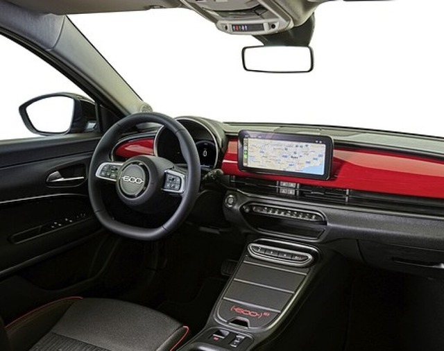 Digital und mit roten Akzenten will der 600e im Innenraum punkten.  | Foto: Fiat