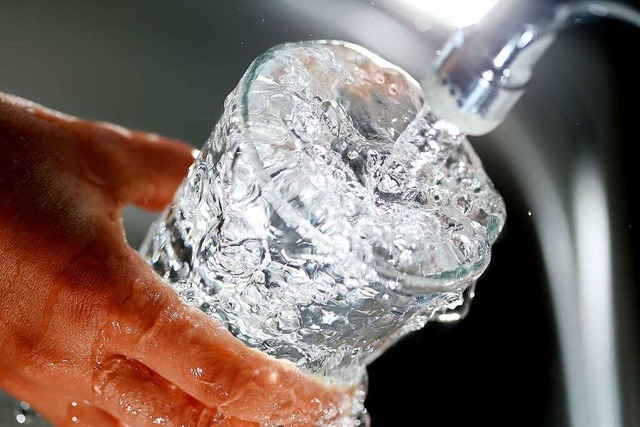 Gesundheitsamt empfiehlt: Wasser abkochen.  | Foto: Oliver Berg (dpa)