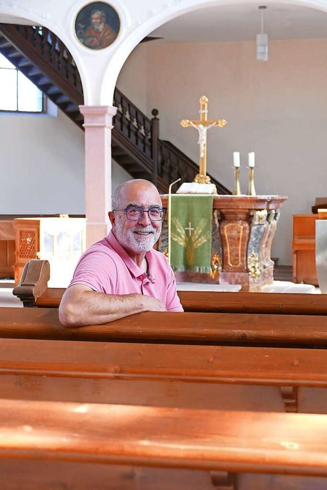 Pfarrer Heinz Adler an seinem bisherig...#8211; die Barockkirche in Meienheim   | Foto: Ulrike Derndinger