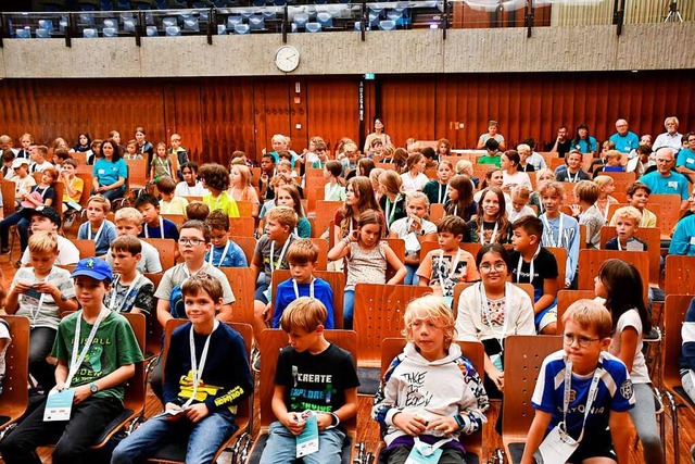 Die Kinder im Auditorium Maximum des Hauses der Begegnung  | Foto: Heinz und Monika Vollmar