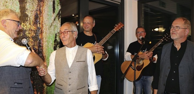 Gandhi Club-Vorsitzender Eckhard Fecht...Czeke und Johannes Kaiser (von links).  | Foto: Martha Weishaar