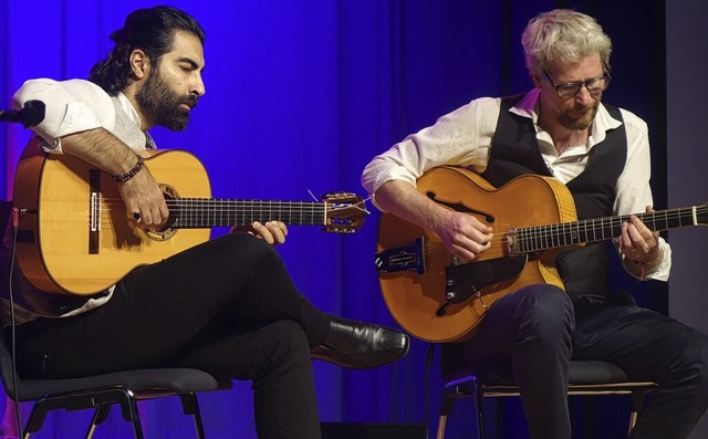 Das Gitarrenduo Ozan Coskun und Frank ...Jazz und Orientalischem verschmelzen.   | Foto: Roswitha Frey