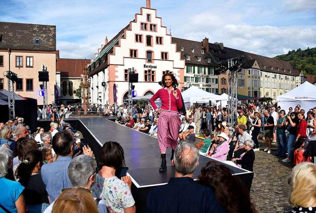 40 Modenschauen gibt es allein auf dem... Der Start am Freitag war gut besucht.  | Foto: Thomas Kunz