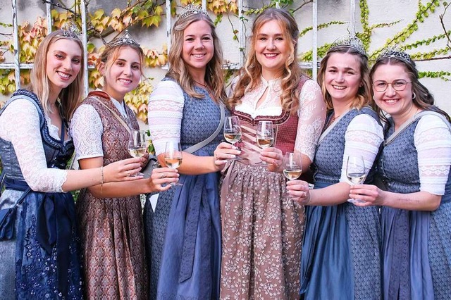 Hoheitsvolle Weinfest-Erffnung (v. l....na Bruder ( Badische  Weinprinzessin).  | Foto: Hubert Rderer