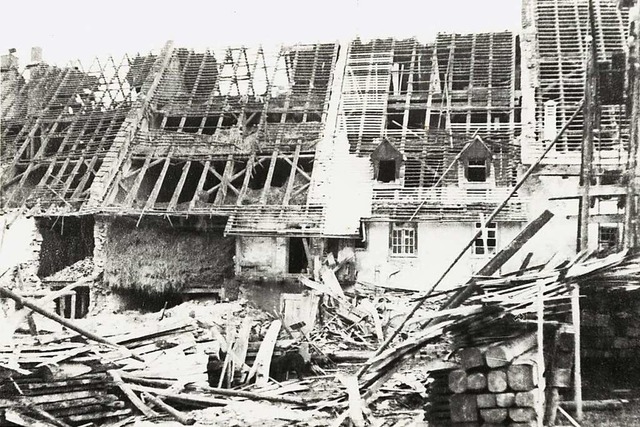 Viele Huser waren nach den Luftangriffen auf Lffingen zerstrt.  | Foto: Lotte und Walter Ratzer