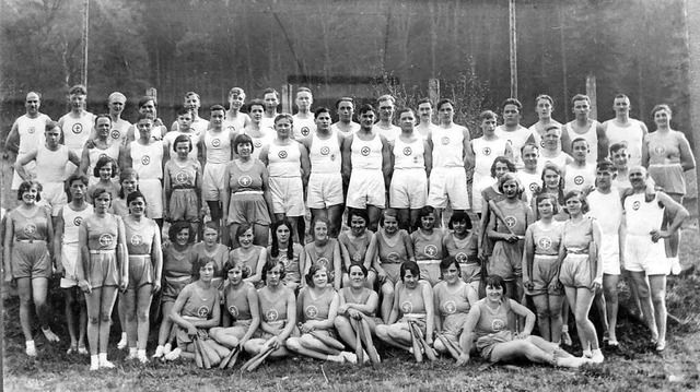 Das lteste berlieferte Foto mit Mitg...des Sportvereins; es datiert von 1932.  | Foto: PTSV Jahn Freiburg