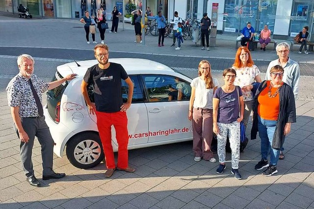 bergabe des Car-Sharing-Geschfts (vo...h, Helen Krfges und  Lutz Hovestadt.   | Foto: Uwe Schwerer