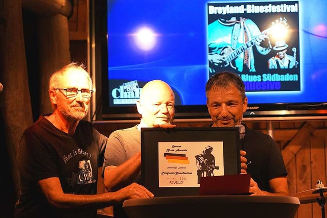 Manfred Bockey, Andreas Schmidt und Jo...s Award fr das Dreyland-Bluesfestival  | Foto: Bluesclubradio.de