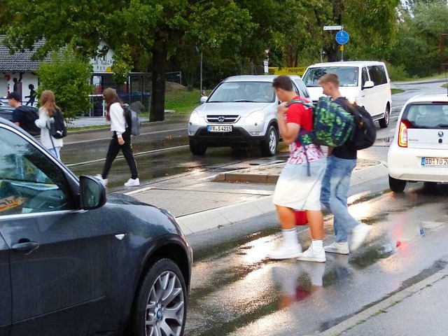 Jeden Tag queren die Schler in Breisa...fahrtsberechtigten Autos zu behaupten.  | Foto: Dirk Sattelberger