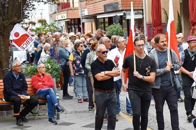 400 Menschen demonstrieren gegen vorzeitige Klinikschließung in Rheinfelden