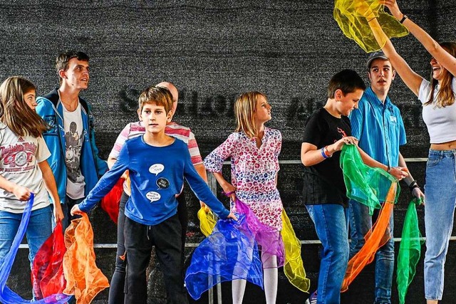 Die Spielgruppe des Vereins Aktion Tre...kt beim &#8222;Tanz der Farben&#8220;.  | Foto: Endrik Baublies