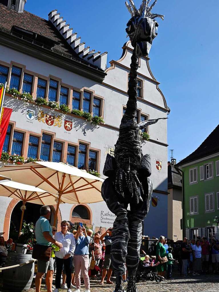 Magische Tiere, sommerliche Temperaturen: Staufen platzte beim verkaufsoffenen Sonntag aus allen Nhten.