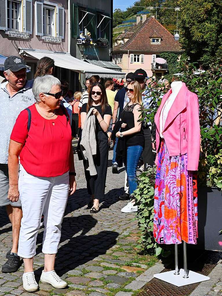 Magische Tiere, sommerliche Temperaturen: Staufen platzte beim verkaufsoffenen Sonntag aus allen Nhten.