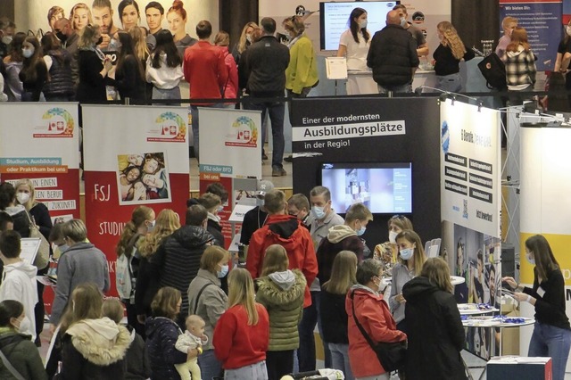 Viele Jugendliche und ihre Eltern nutz...n. Der Andrang war so gro wie selten.  | Foto: Ruth Seitz