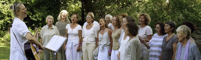 Der Freiburger Chor Femmes Vocales unt...uhrer beim Chorfestival in Ettenbhl.  | Foto: Silke Hartenstein