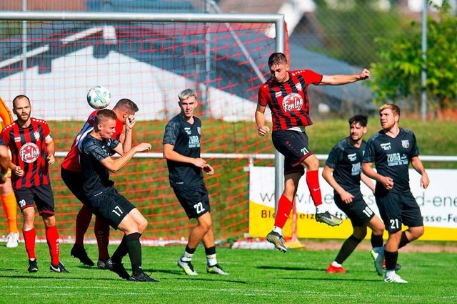 Voller Einsatz: Achim Schnle (rotes Trikot) klrt fr seinen TuS Bonndorf.  | Foto: Wolfgang Scheu