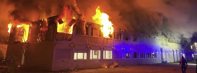 Lichterloh in Flammen stand eine Hlft...e Raucheinwirkung vorerst unbewohnbar.  | Foto: Feuerwehr Offenburg