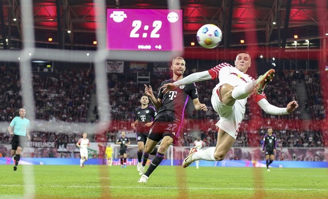 Benjamin Sesko (weies Trikot) verfehl...eipzig die Chance zum 3:2-Siegtreffer.  | Foto: Hendrik Schmidt (dpa)