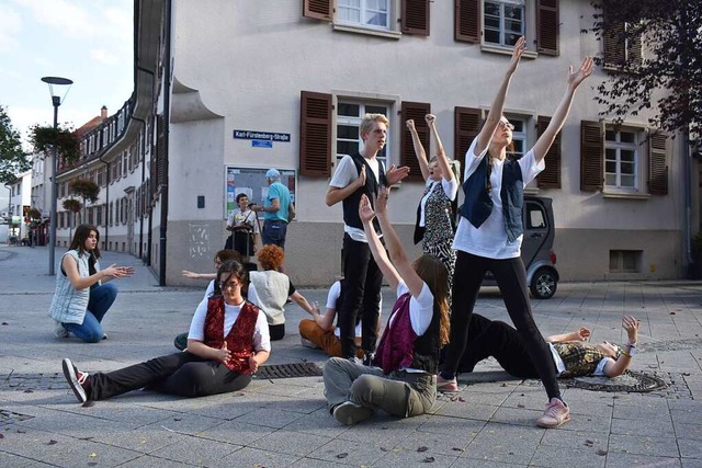 Das Spielzeitteam 23/24 zeigt die Perf...l-Frstenberg-Strae/Zhringer Strae.  | Foto: Horatio Gollin