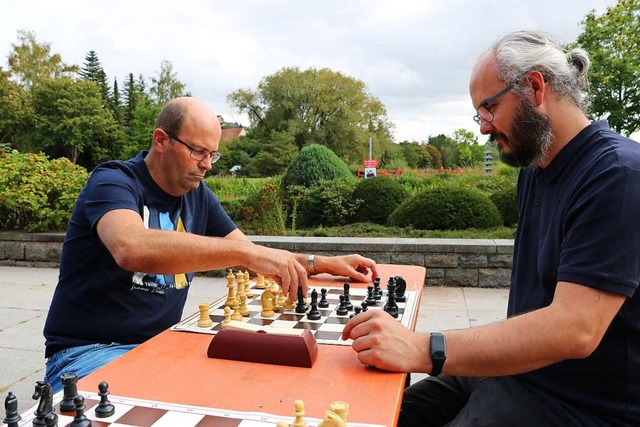 Wolfgang Lber freut sich, mit Karsten...kten Gegner beim Schachspiel zu haben.  | Foto: Martha Weishaar