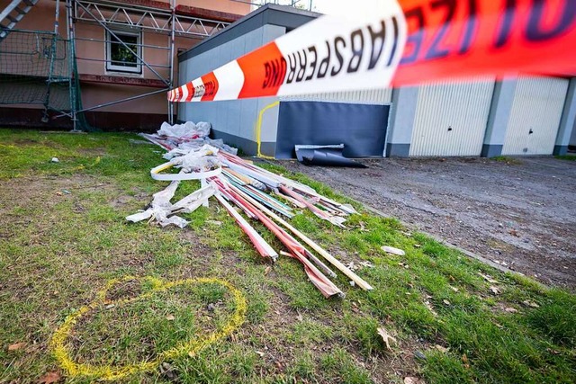 Mit Flatterband hat die Polizei den Tatort im Duisburger Norden abgesperrt.  | Foto: Christoph Reichwein (dpa)