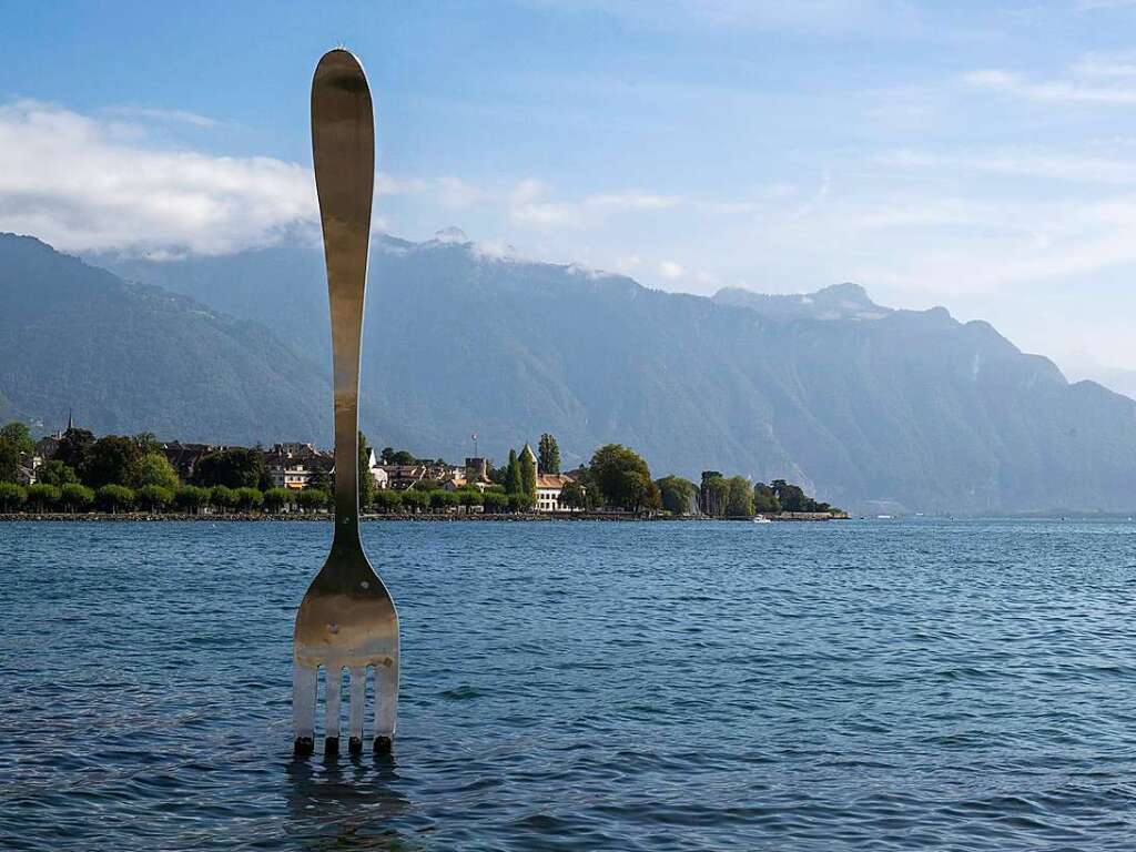 Dafr ist die Region bekannt: Kunst vor alpiner Kulisse am Ufer des Lac Leman, wie der Genfer See richtig heit. Vevey liegt am  Nordostufer des Sees.