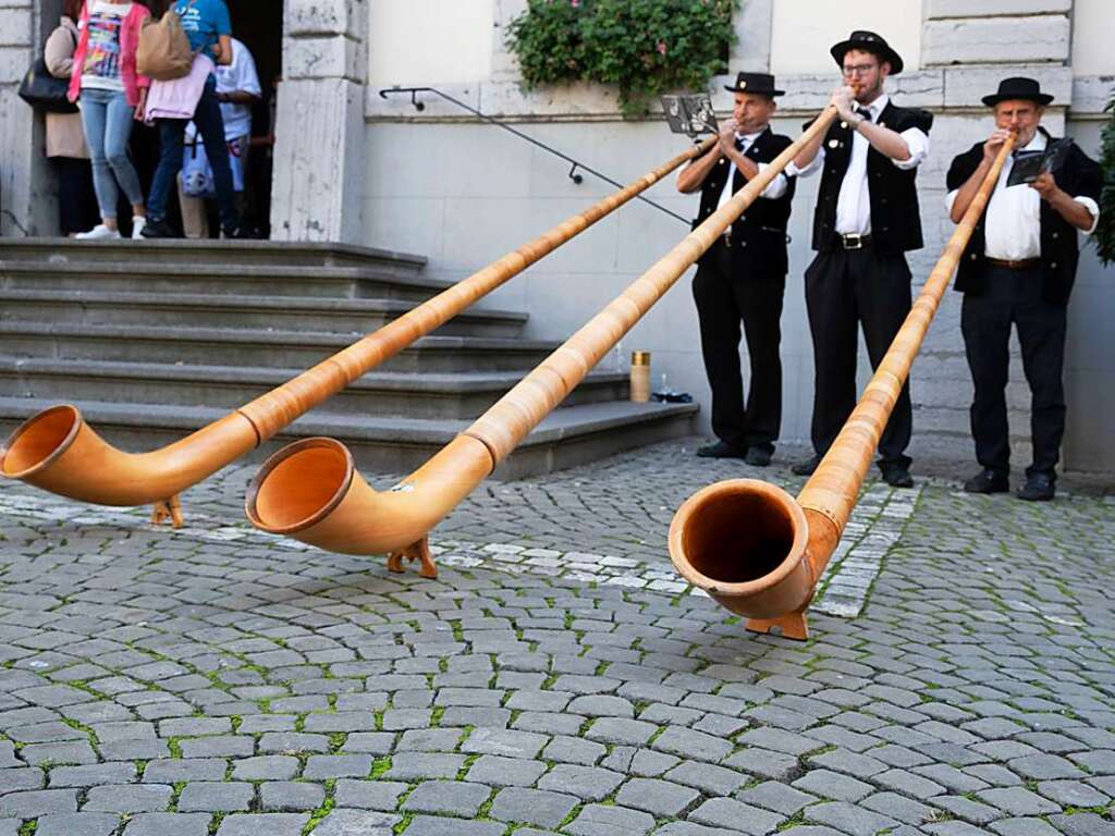 Alphornblser begren mit typischer Musik die Mllheimer Gste vor dem Rathaus.