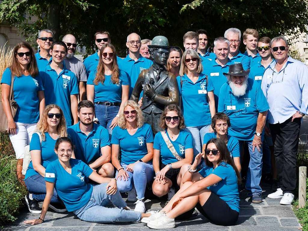 Die Hgelheimer Musiker mit der Statue von Charlie Chaplin. Der Comedystar lebte in der Gemeinde Corsier-sur-Vevey – unweit der Stadt Vevey.