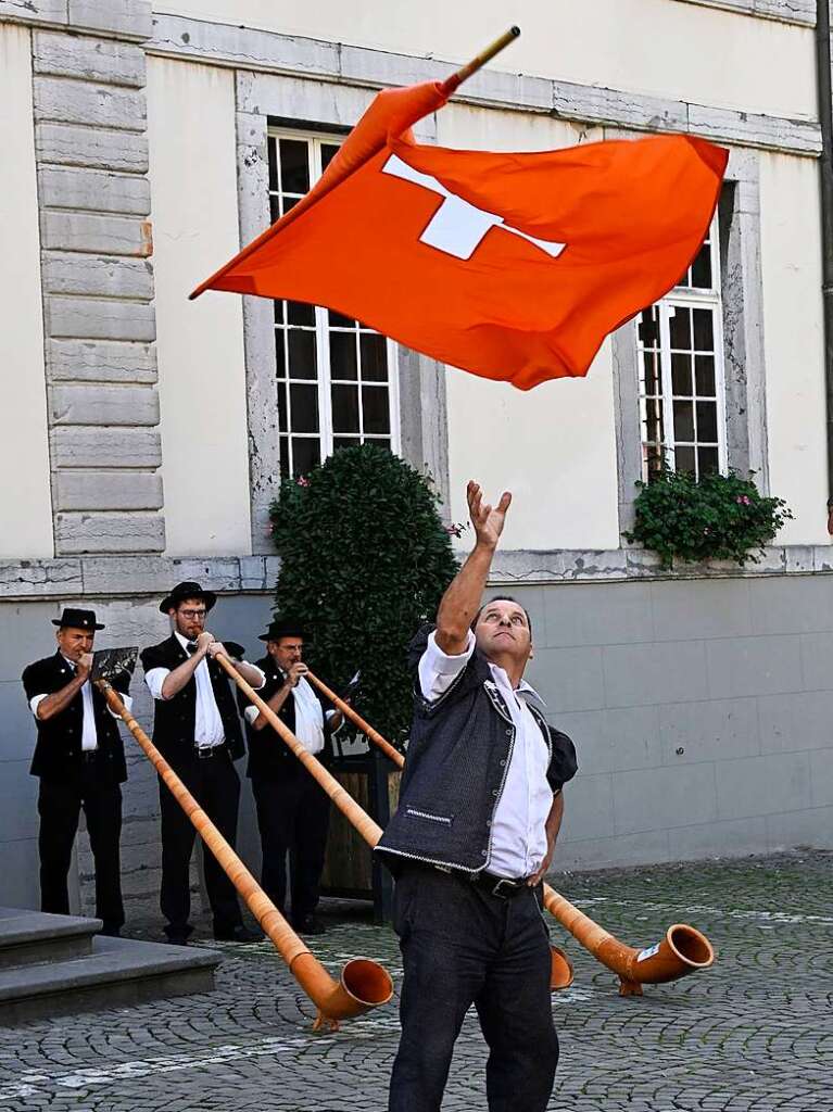 Schweizerische Tradition: Fahnenwerfen zu Klngen der Alphornblser