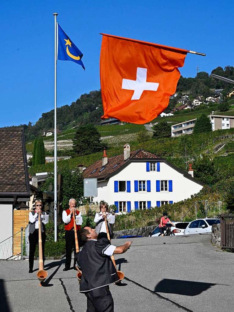 Schweizerische Tradition: Fahnenwerfen zu Klngen der Alphornblser