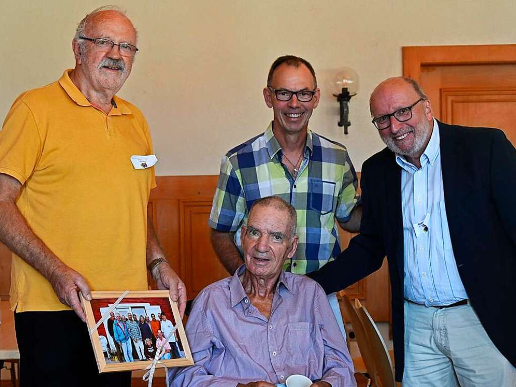 Ein Foto als Geschenk zur Erinnerung an die Anfnge berreichten Hartmut Hitschler (links) und Roland Hess (rechts) an Henri Chambaz (sitzend).