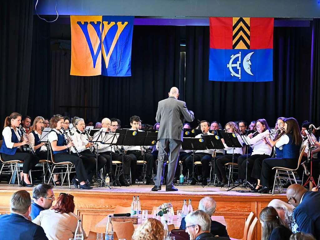 Gemeinsam auf der Bhne: La Lyre und der Musikverein Hgelheim.