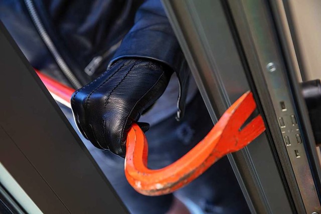 Bei den beiden Einbrchen in Lrrach w...sucht, Tren aufzuhebeln. (Symbolbild)  | Foto: Rawf8 / stock.adobe.com