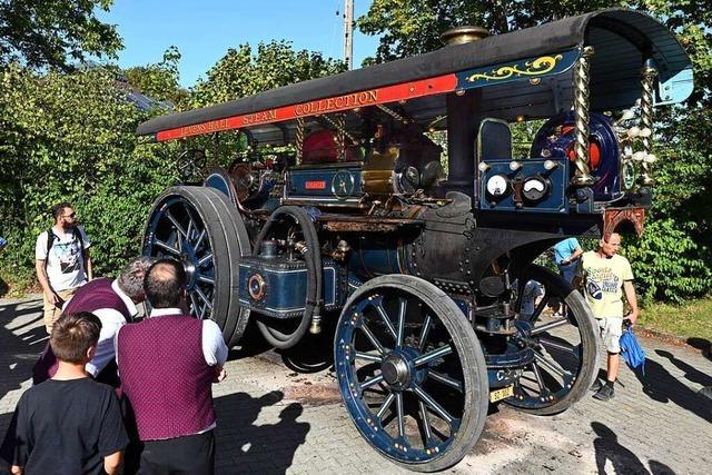 Eine 100 Jahre alte Straenlokomotive ist der Hingucker beim Herbstfest in Freiburg-Hochdorf