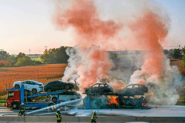 Der Autotransporter stand Montagabend auf der Autobahn in Flammen.  | Foto: Maren Spth / EinsatzReport24