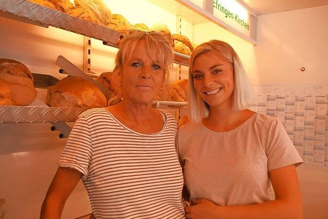 Eine Mutter und ihre Tochter sind auf dem Rheinfelder Wochenmarkt ein eingespieltes Team