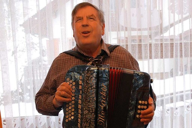 Alfons Sprich ist gestorben. Er wurde ...inaus bekannt fr sein Harmonikaspiel.  | Foto: Karin Maier
