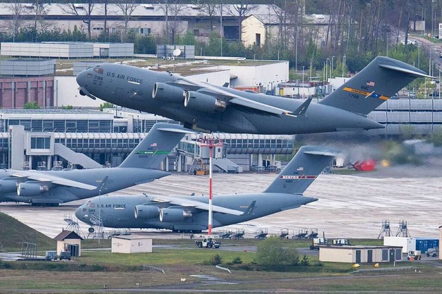 US-Airbase in Ramstein: Aus einem Pipe...e Mengen an Kerosin gestohlen worden.  | Foto: Boris Roessler (dpa)