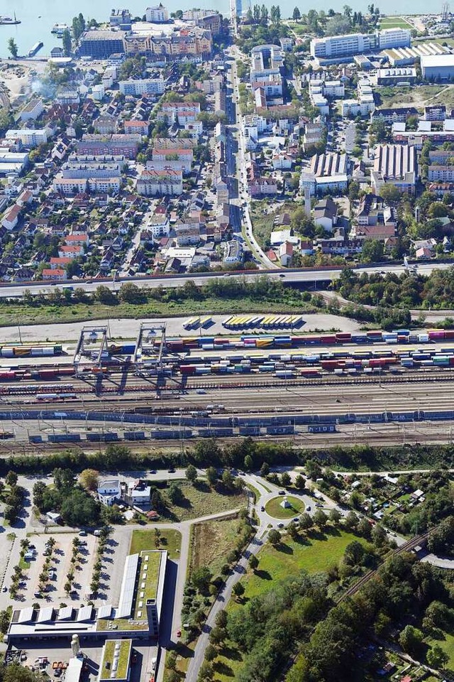 Der Durchstich soll die Zollfreie Stra...Friedlingen (im Bild oben) verbinden.   | Foto: Erich Meyer