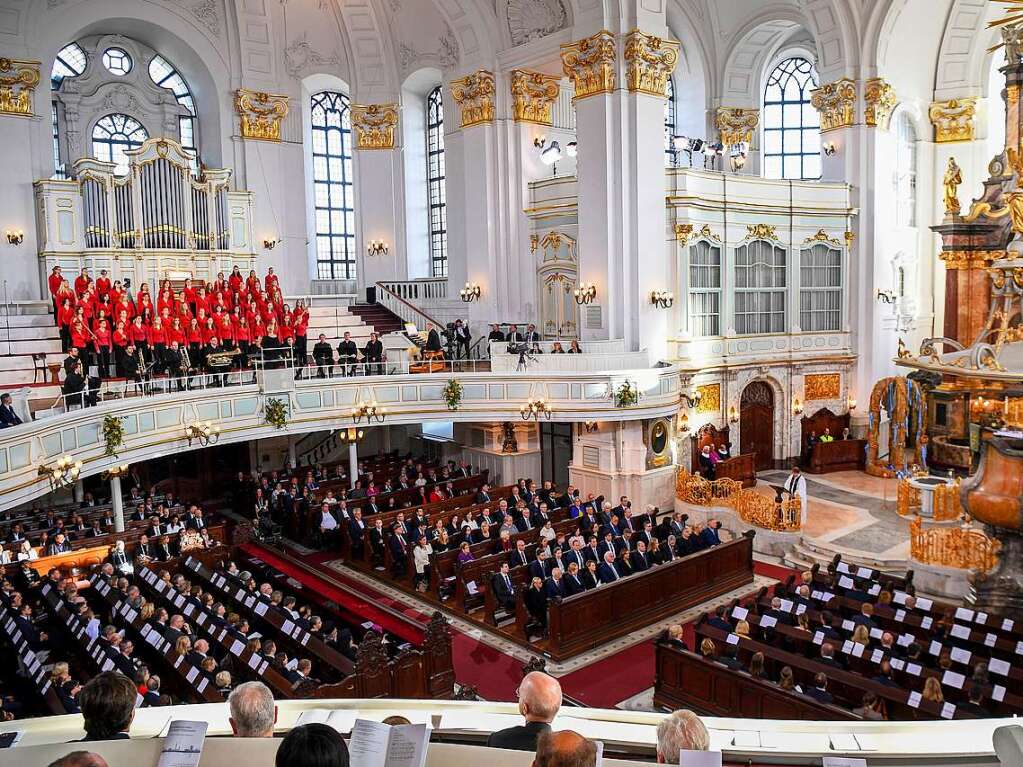 Die Feierlichkeiten zum Tag der Deutschen Einheit beginnt mit einem kumenischen Gottesdienst in der Hamburger Kirche St. Michaelis. Im Anschluss stehen Festreden in der Elbphilharmonie auf dem Programm.