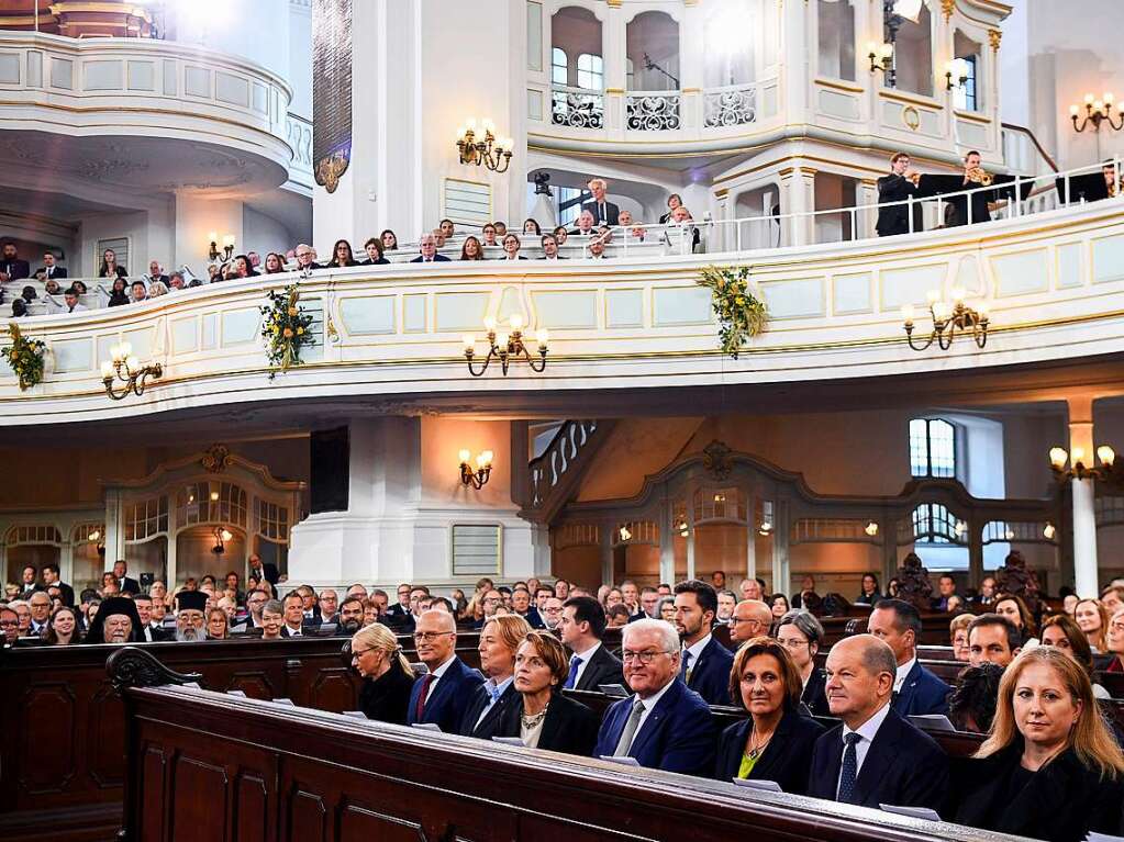 Die Feierlichkeiten zum Tag der Deutschen Einheit beginnt mit einem kumenischen Gottesdienst in der Hamburger Kirche St. Michaelis. Im Anschluss stehen Festreden in der Elbphilharmonie auf dem Programm.