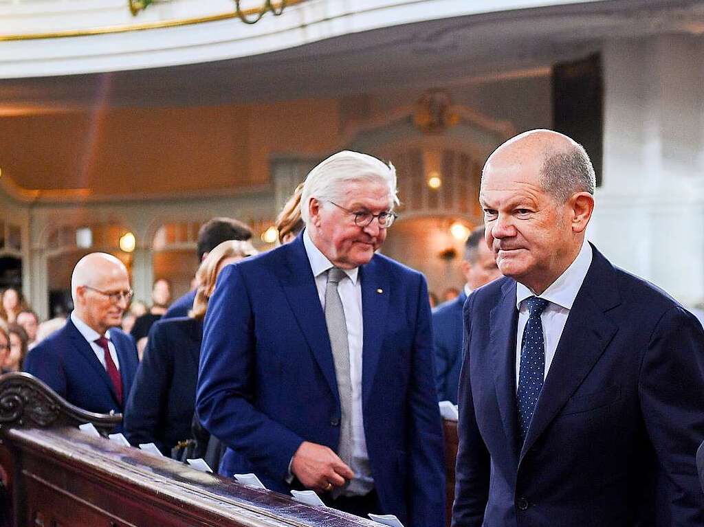 Die Feierlichkeiten zum Tag der Deutschen Einheit beginnt mit einem kumenischen Gottesdienst in der Hamburger Kirche St. Michaelis. Im Anschluss stehen Festreden in der Elbphilharmonie auf dem Programm.